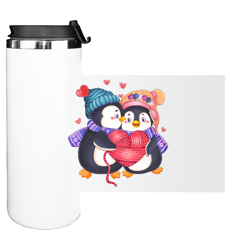 Влюбленная пара с забавными пингвинами шапочке, держащими сердце